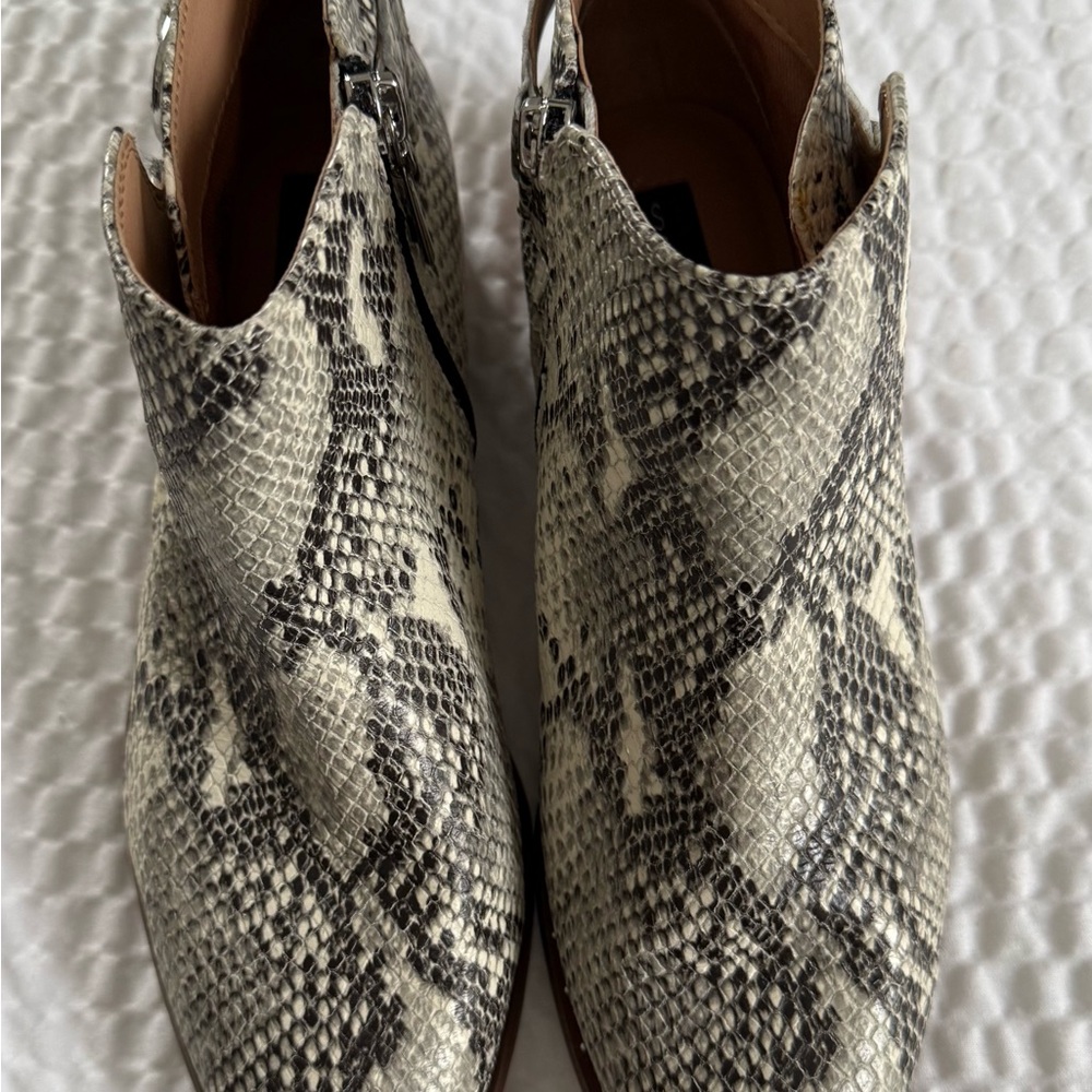Snakeskin like Ankle Boots